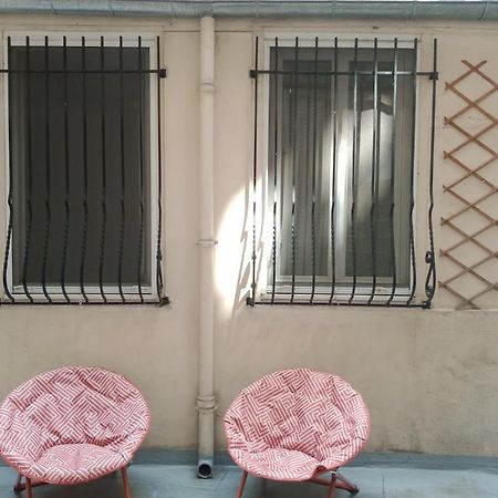 Petite Maison Avec Cour Dans Les Beaux Quartiers-Vous Faites Le Menage- Very Good Prices For T-H-E Location But You Have To Clea-N Th-E Flat Appartement Parijs Buitenkant foto