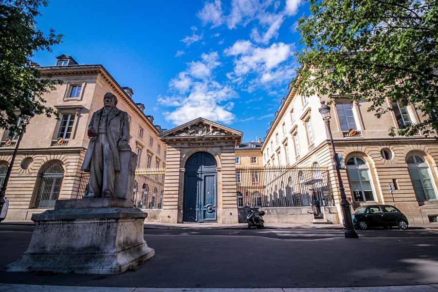 Petite Maison Avec Cour Dans Les Beaux Quartiers-Vous Faites Le Menage- Very Good Prices For T-H-E Location But You Have To Clea-N Th-E Flat Appartement Parijs Buitenkant foto