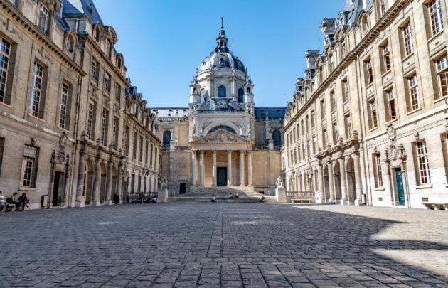 Petite Maison Avec Cour Dans Les Beaux Quartiers-Vous Faites Le Menage- Very Good Prices For T-H-E Location But You Have To Clea-N Th-E Flat Appartement Parijs Buitenkant foto