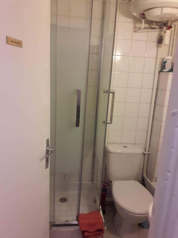 Petite Maison Avec Cour Dans Les Beaux Quartiers-Vous Faites Le Menage- Very Good Prices For T-H-E Location But You Have To Clea-N Th-E Flat Appartement Parijs Buitenkant foto