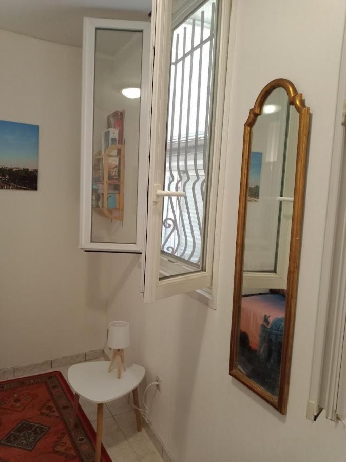Petite Maison Avec Cour Dans Les Beaux Quartiers-Vous Faites Le Menage- Very Good Prices For T-H-E Location But You Have To Clea-N Th-E Flat Appartement Parijs Buitenkant foto