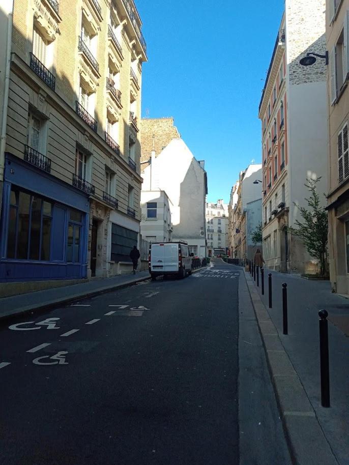 Petite Maison Avec Cour Dans Les Beaux Quartiers-Vous Faites Le Menage- Very Good Prices For T-H-E Location But You Have To Clea-N Th-E Flat Appartement Parijs Buitenkant foto